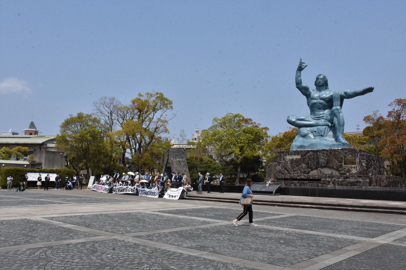 普段は修学旅行生でにぎわう平和祈念像前も座り込みのグループがいたほかは閑散としていた=長崎市の平和公園で2020年4月9日午後0時19分、今野悠貴撮影