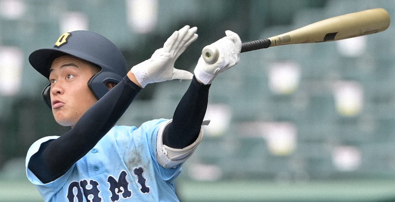 【日大東北-近江】三回裏近江2死、井口が左越え本塁打を放つ=阪神甲子園球場で2021年8月19日、平川義之撮影