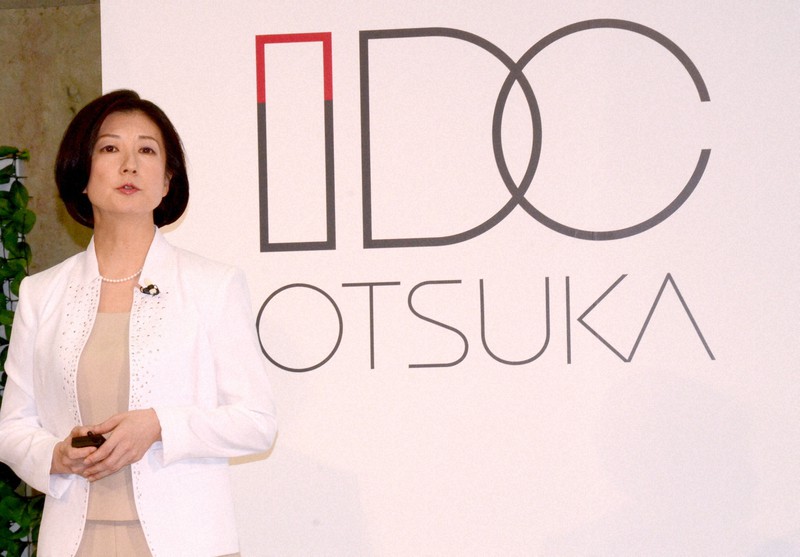 デザインを一新したロゴを前に、販売戦略を語る大塚家具の大塚久美子社長(当時)=東京都新宿区で2015年7月、岡大介撮影