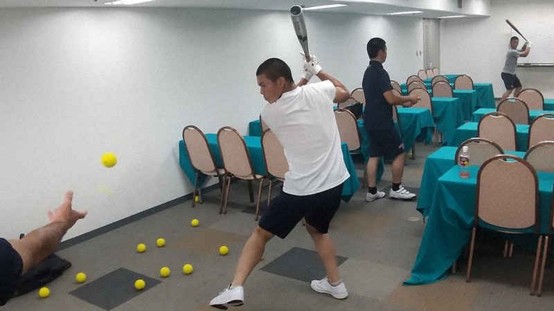 宿舎の会議室でスポンジボールを打つ横浜の選手たち。練習中だけマスクをはずしている=横浜高校提供