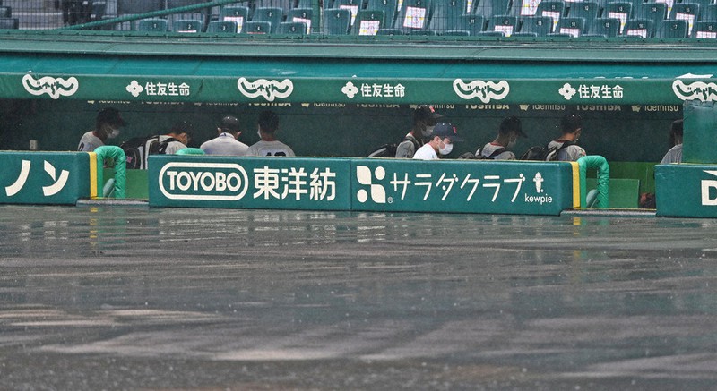【日大東北-近江】降雨ノーゲームとなり、引き揚げる日大東北の選手たち=阪神甲子園球場で2021年8月19日、西夏生撮影