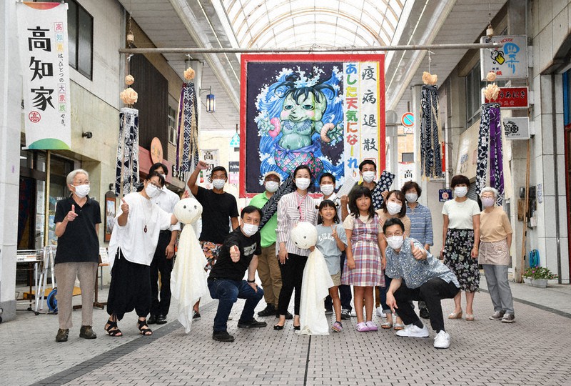 飾り付けを終え笑顔を見せる商店主ら=高知県四万十市中村天神橋で、上野力撮影
