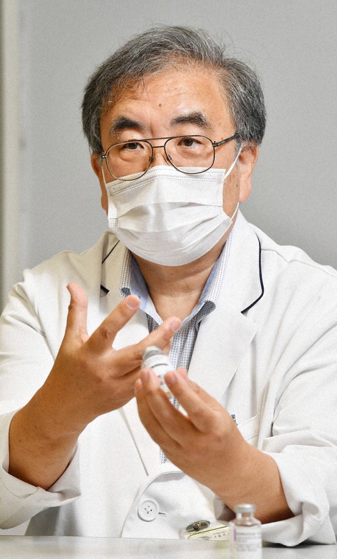 「抗体カクテル療法」について語る大阪市立十三市民病院の西口幸雄病院長=大阪市淀川区で2021年8月13日、菱田諭士撮影