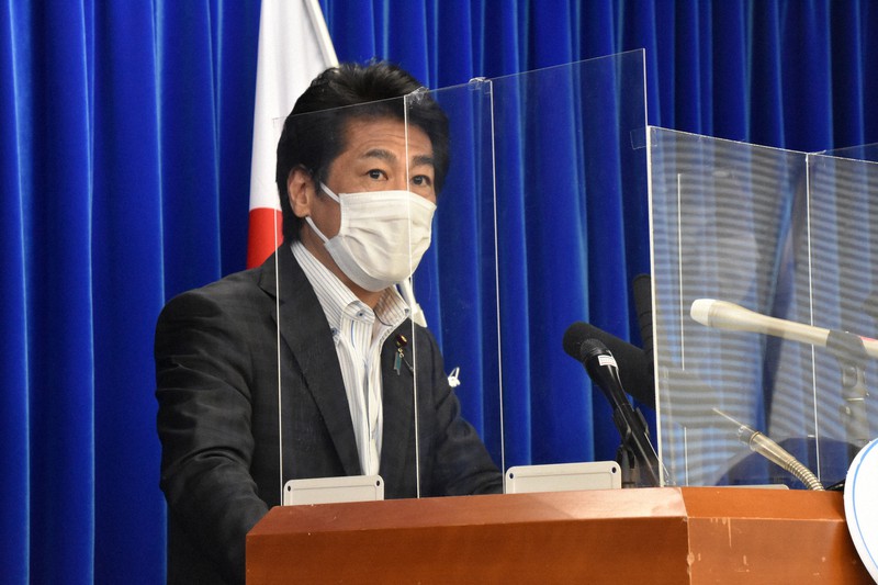 閣議後の記者会見で、ファイザーとの追加協議について説明する田村憲久厚生労働相=東京都千代田区で2021年8月20日午前10時48分、矢澤秀範撮影