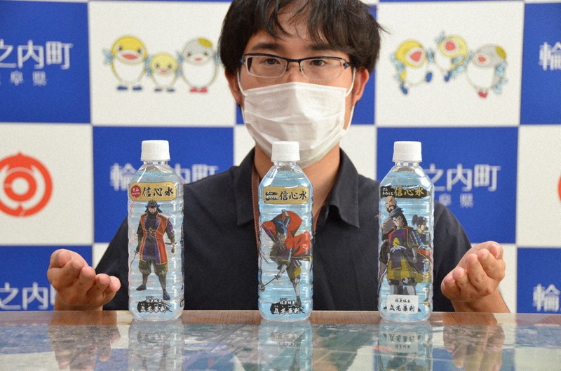 スペシャルペットボトル 水道水をペットボトル販売 武将ラベルで移住PR 岐阜・輪之内 | 毎日新聞