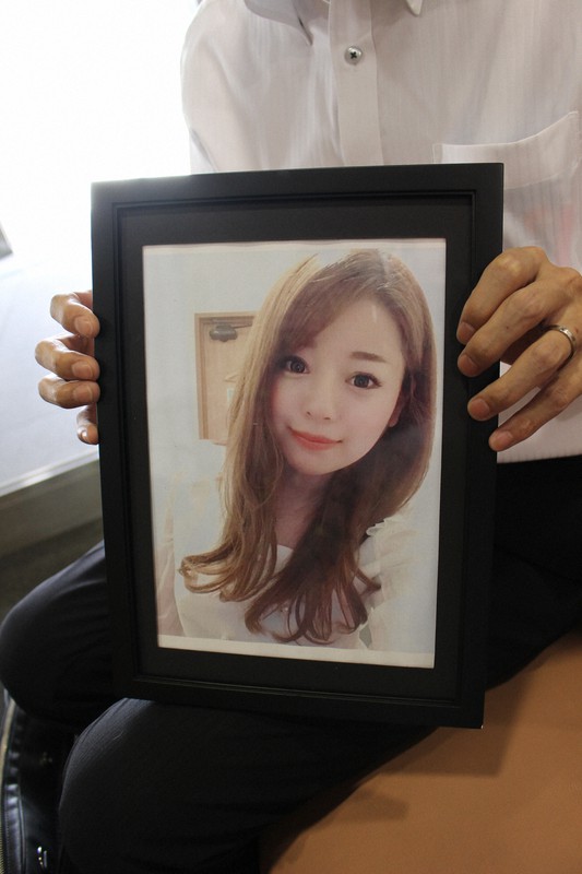 亡くなった女性の遺影を持つ夫。遺影の他に、思い出の写真や手紙を持って公判に臨んだ＝東京都内で2021年7月15日、国本愛撮影