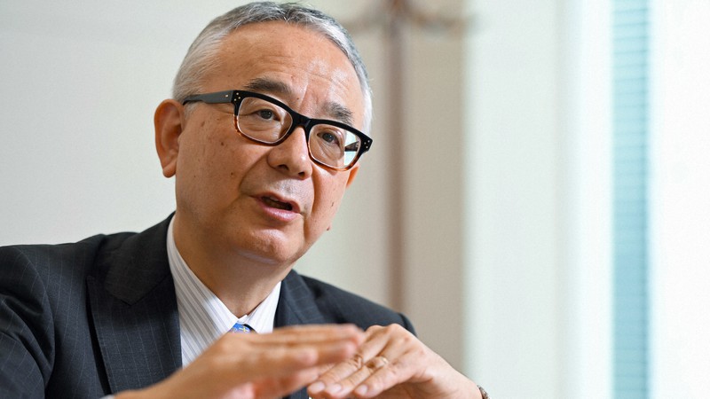 インタビューに答える手代木功・塩野義製薬社長=東京都千代田区で2021年8月5日、宮本明登撮影