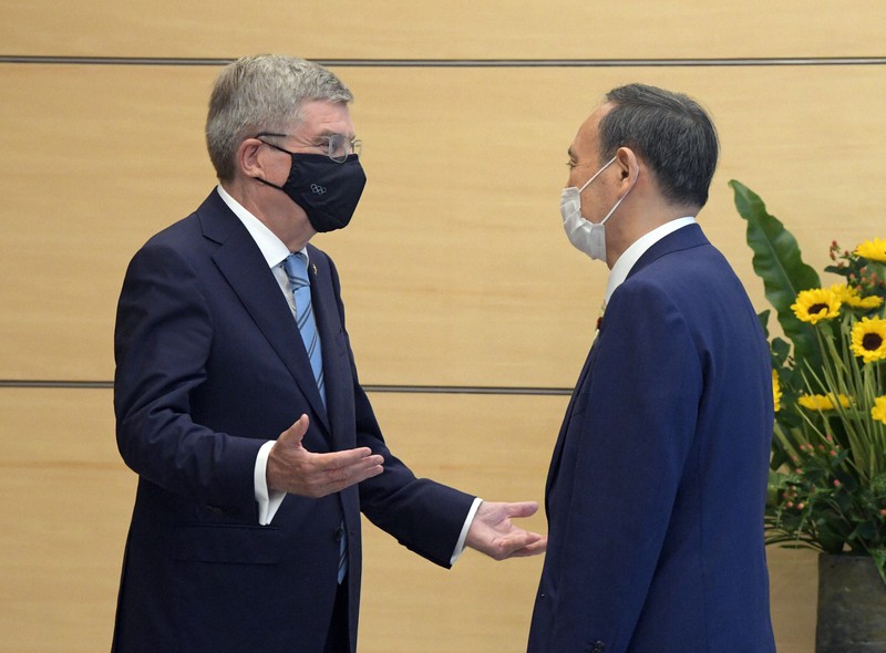 会談前に言葉を交わすIOCのトーマス・バッハ会長(左)と菅義偉首相=首相官邸で2021年7月14日午後3時20分、竹内幹撮影