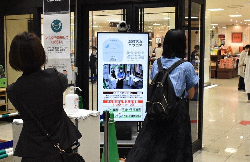 地下の食品フロア入り口に設置されたモニター。店内の混雑状況などを示している=札幌市中央区の大丸札幌店で2021年8月20日午後0時12分、土谷純一撮影