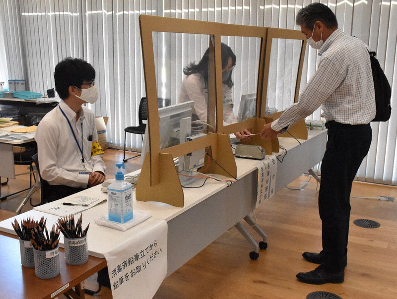 水戸市役所本庁舎の期日前投票所。投票用紙はパーティション越しに受け渡し、消毒液と消毒済みの鉛筆を用意している=水戸市中央1の市役所本庁舎で2021年8月20日午後0時36分、川島一輝撮影