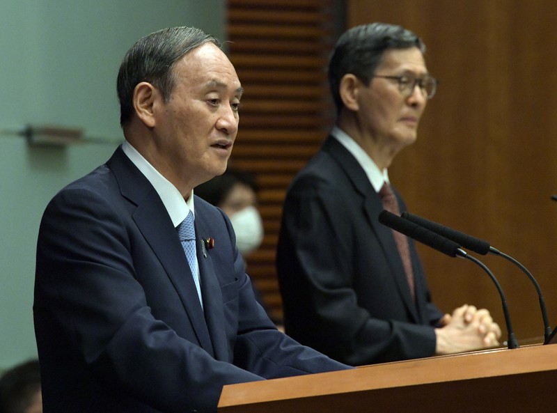 新型コロナウイルス感染症対策本部の会合後、記者会見する菅義偉首相(左)=2021年8月17日、竹内幹撮影