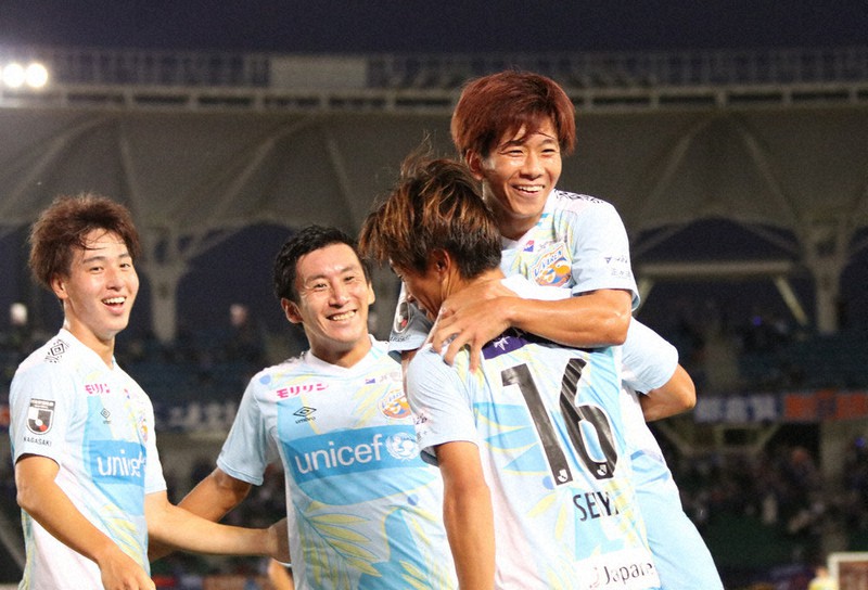 天皇杯4回戦で毎熊晟矢選手が先制ゴールを決め、抱き合って喜ぶ選手たち。勝利への期待も抱かせた