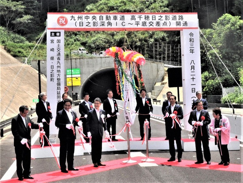 テープカットで開通を祝う関係者ら