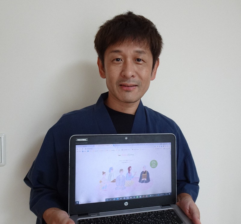 パソコンで「hasunoha」のサイトを見せる堀下剛司さん