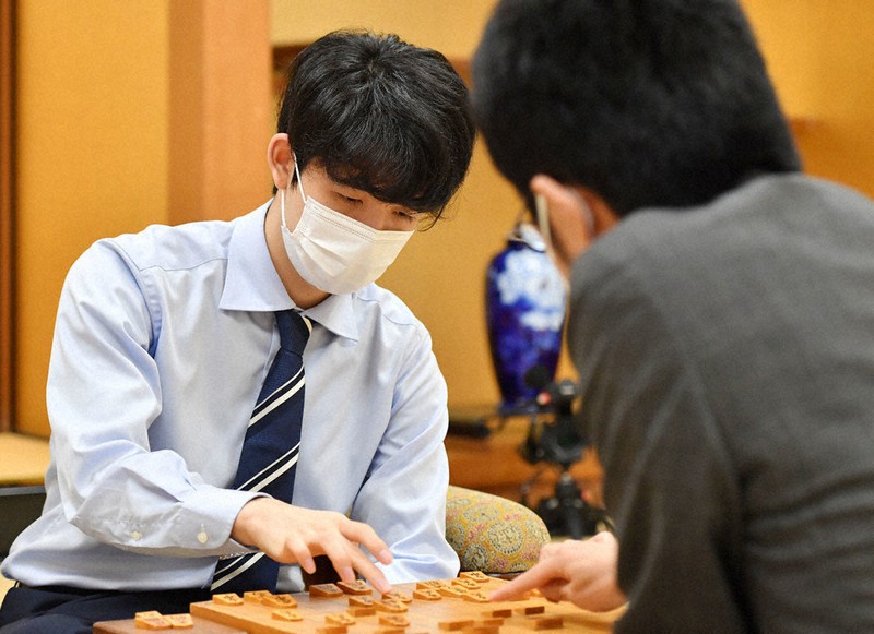 稲葉陽八段(手前)に勝利した藤井聡太王位=大阪市福島区で2021年8月16日午後5時50分、木葉健二撮影