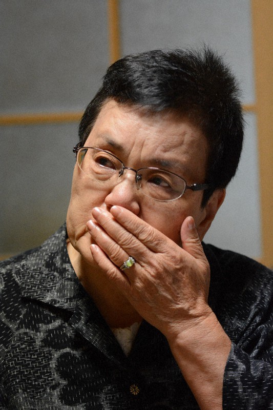 孤児だった自身の生い立ちを振り返り、涙をこらえる谷平仄子さん=北海道江別市の自宅で2021年8月16日、岸川弘明撮影