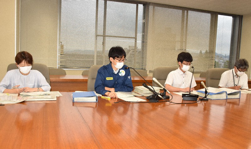 21日から自宅療養となった感染者に対する支援策を説明する県と岐阜市の担当者=岐阜県庁で2021年8月21日、黒詰拓也撮影
