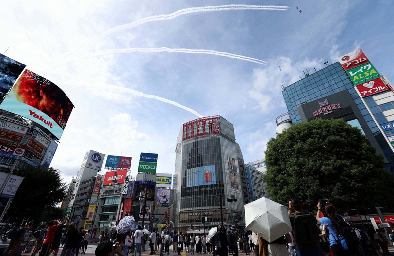ブルーインパルスが予行 都心上空に白いスモーク 本番に向け 写真特集1 3 毎日新聞
