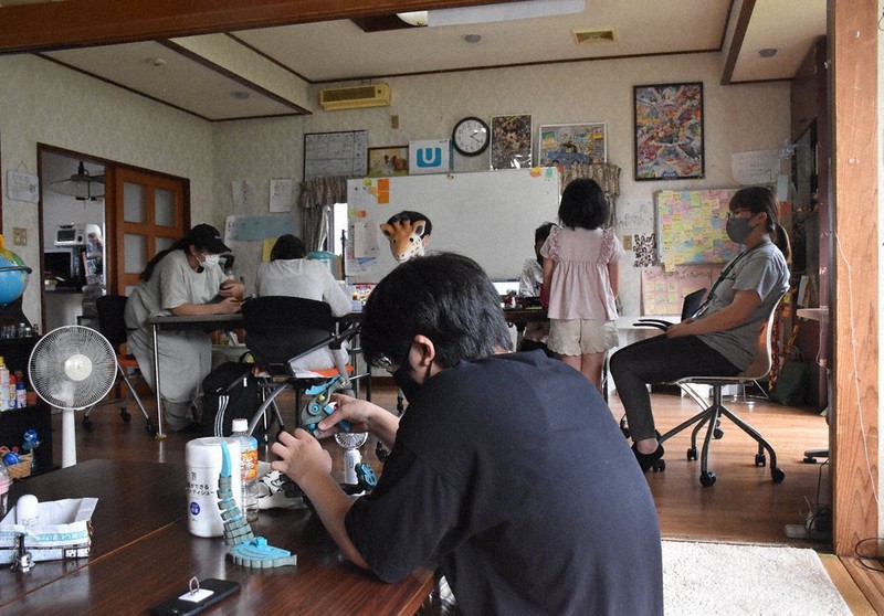 ゲームやおもちゃで遊ぶ子どもたち=福島市八木田の「フリースクール ビーンズふくしま」で2021年8月21日、寺町六花撮影