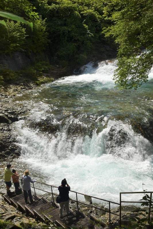 四万川の甌穴群。大雨で増水し、水しぶきを上げていた=群馬県中之条町四万で2021年8月20日午後1時59分、菊池陽南子撮影