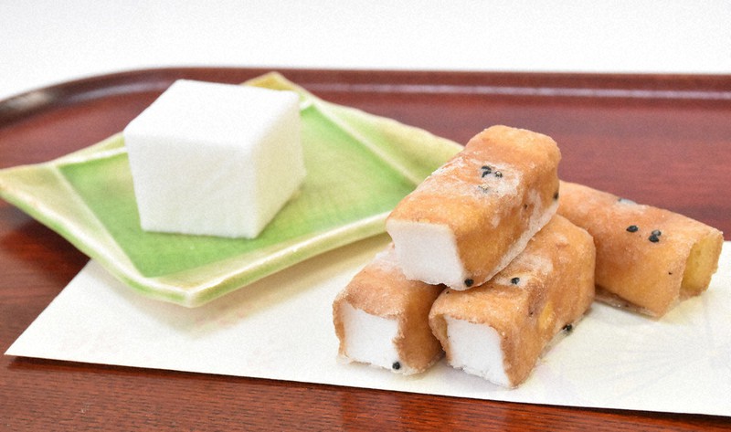 「松琴堂」の「ゆきごろも」(右)と「阿王雪」