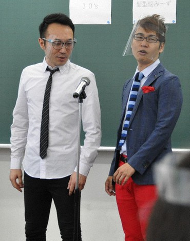 学生がネタを披露する前に姶「お手本」をみせるお笑いコンビ「じなんぼ〜いず」のシギハラヨシアキさん(左)とウィーアー店崎さん=東京都の東京理科大で