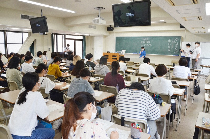 香川大学教育学部での吃音出前講座で体験談を語る香川言友会会員=高松市で2021年7月16日午前9時34分、佐々木雅彦撮影
