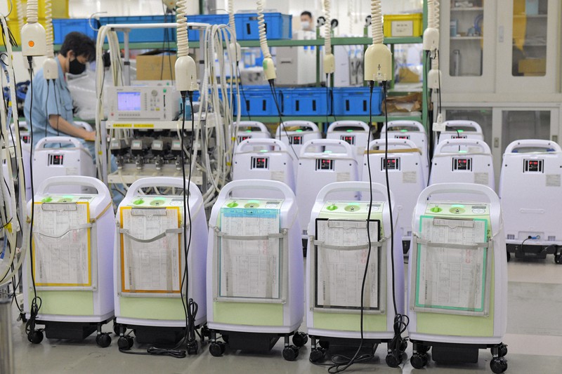 出荷前検査のため並べられた酸素濃縮装置=埼玉県狭山市で2021年8月23日、内藤絵美撮影
