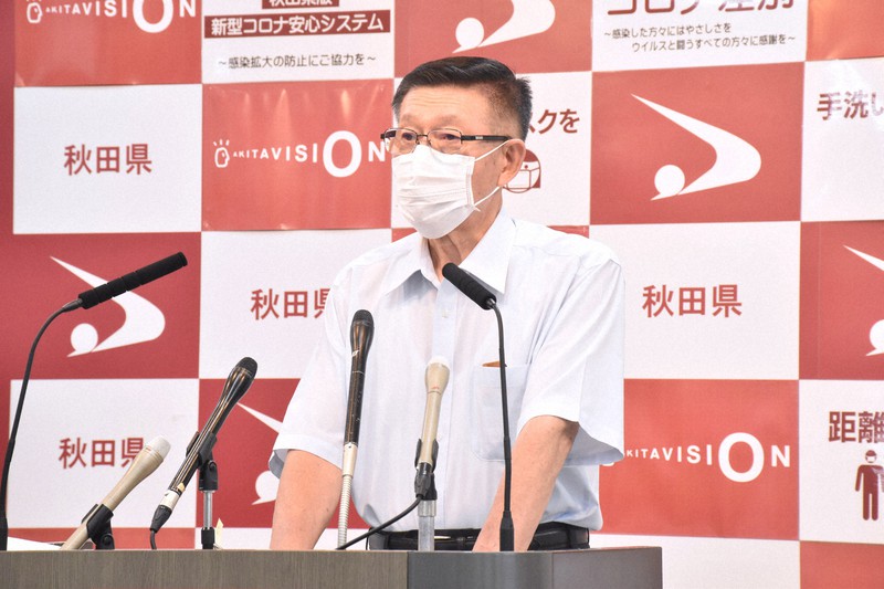 記者会見に臨む秋田県の佐竹敬久知事=秋田県庁で2021年8月23日午後1時、高野裕士撮影