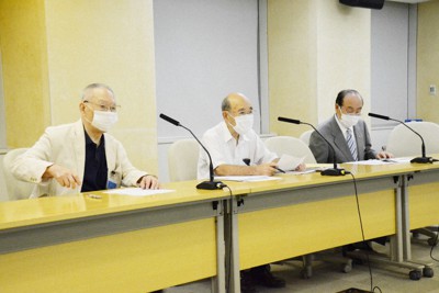 記者会見をした関東大震災朝鮮人犠牲者追悼式典実行委の宮川泰彦委員長（中央）ら＝都庁で2021年8月23日午後3時31分、竹内麻子撮影