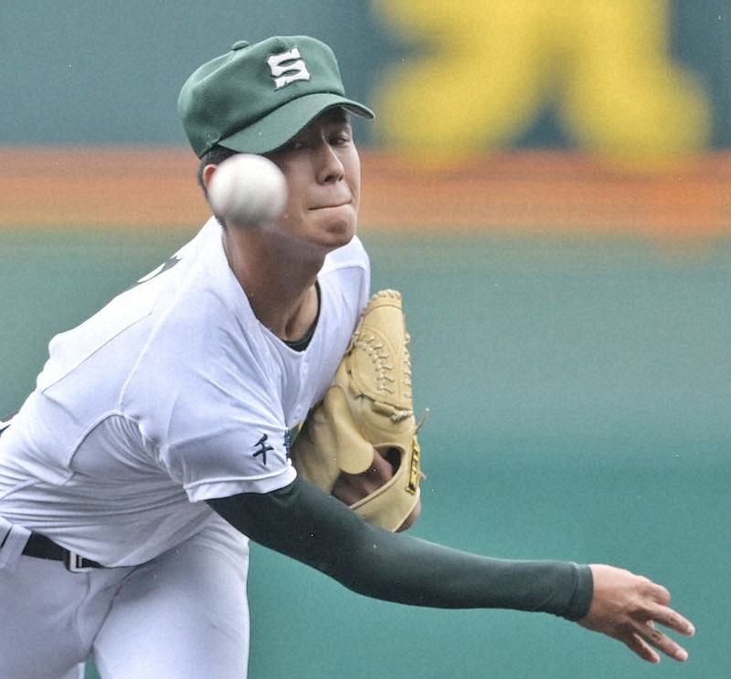 今春のセンバツで準優勝した明豊を1回戦で完封した専大松戸の深沢=阪神甲子園球場で2021年8月16日、西夏生撮影