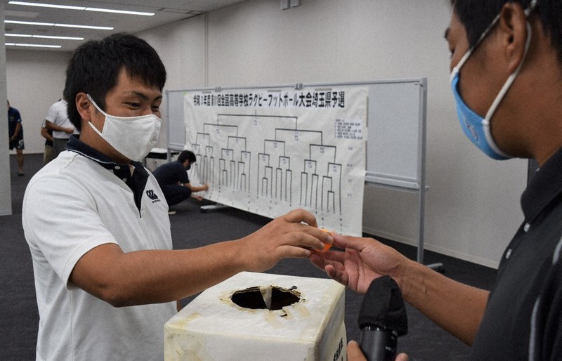 出場校の教諭らが順番にくじを引いた=埼玉県熊谷市の熊谷ラグビー場で2021年8月23日、隈元浩彦撮影