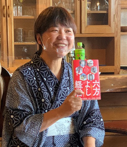 トークイベントで新著について語る藻谷ゆかりさん=長野県上田市で7月28日、坂根真理撮影