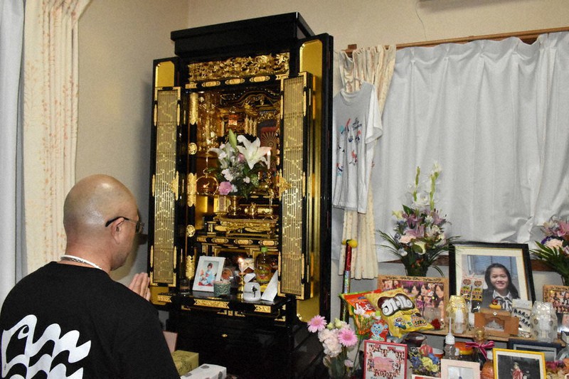 事件から8年が経過するのを前に仏壇に手を合わせる寺輪悟さん=2021年7月29日、谷口豪撮影