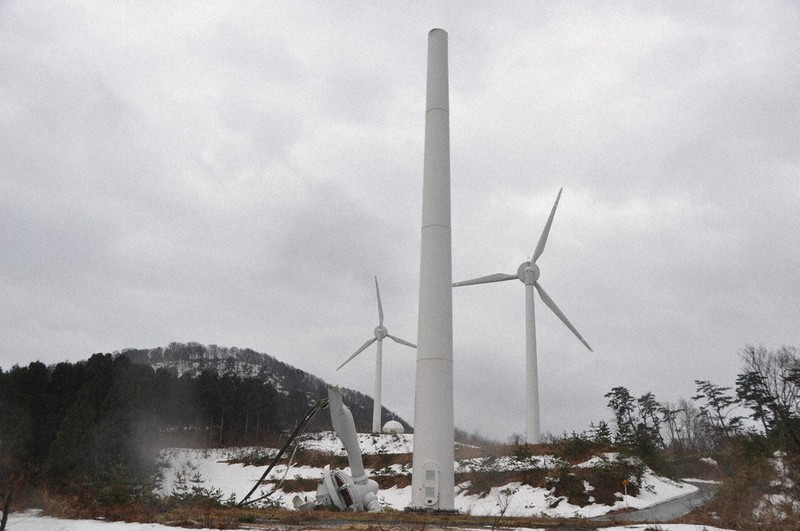 伊根町にあった太鼓山風力発電所。プロペラ落下事故もあり2020年3月に運転を終了した=京都府伊根町で2013年3月、塩田敏夫撮影