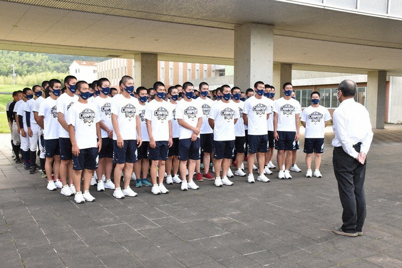 甲子園での熱戦を終え帰校した高川学園の選手ら