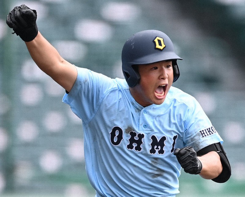 【大阪桐蔭-近江】八回裏近江2死満塁、山口が右翼線に2点二塁打を放ち、拳を突き上げる=西夏生撮影