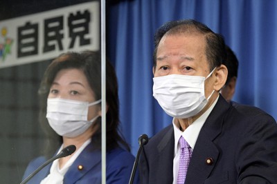 記者会見する自民党の二階俊博幹事長（右）。左は野田聖子幹事長代行＝東京都千代田区の同党本部で2021年8月24日午前11時半、竹内幹撮影