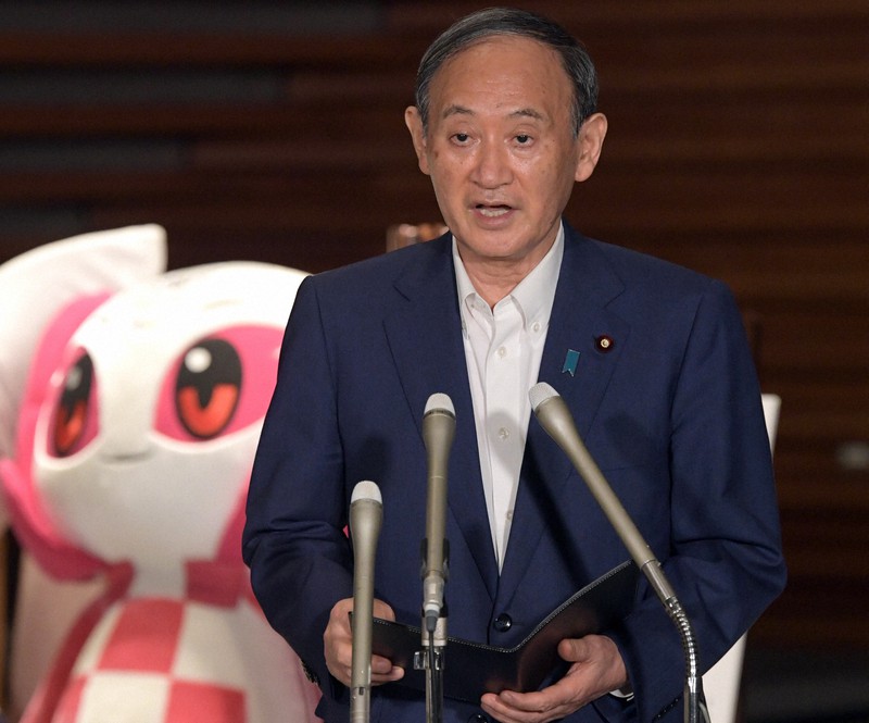 新型コロナウイルス対策の関係閣僚会合を終え、記者団の質問に答える菅義偉首相=首相官邸で2021年8月24日午後6時37分、竹内幹撮影