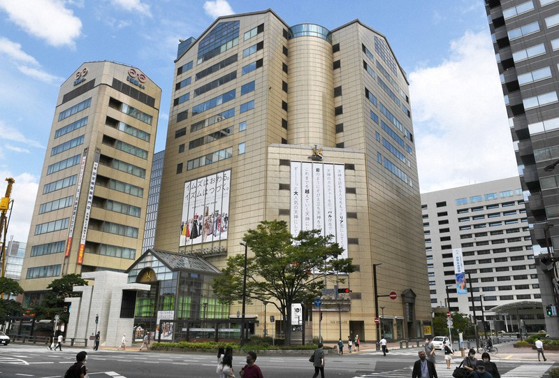 8月31日に閉館するイムズ(中央)=福岡市中央区で2021年8月23日午後、矢頭智剛撮影
