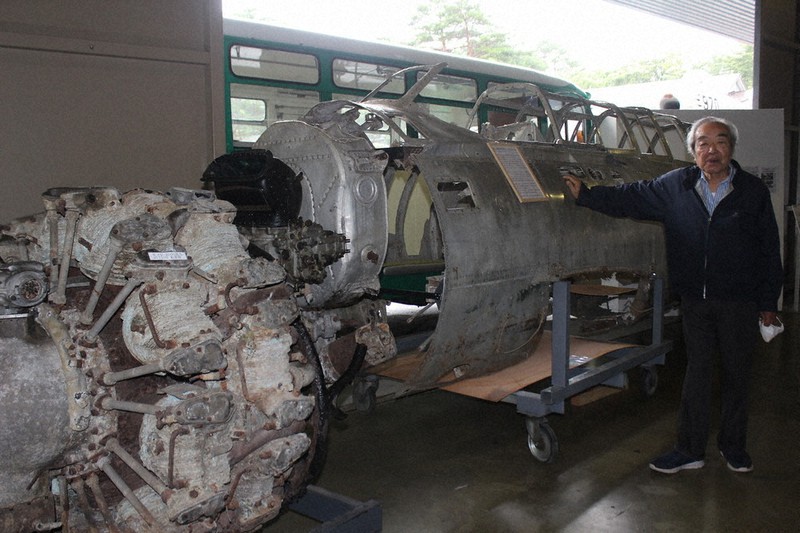 復元が始まった艦上偵察機「彩雲」と原田信雄館長=山梨県鳴沢村で2021年8月17日午前11時40分、小田切敏雄撮影