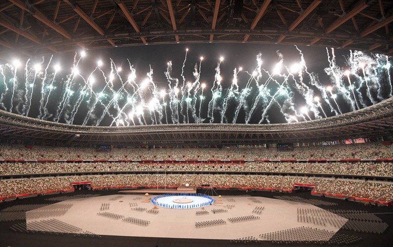 東京パラリンピックの開会式で打ち上げられる花火=国立競技場で2021年8月24日、徳野仁子撮影