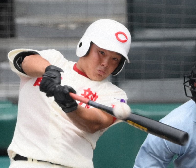 【智弁和歌山-高松商】三回表智弁和歌山1死一、三塁、角井が右前適時打を放つ=阪神甲子園球場で2021年8月24日、平川義之撮影