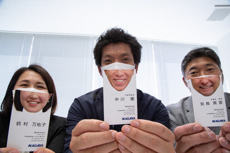 マスクで隠れた顔部分を印刷した「スマイル名刺」=長屋印刷提供
