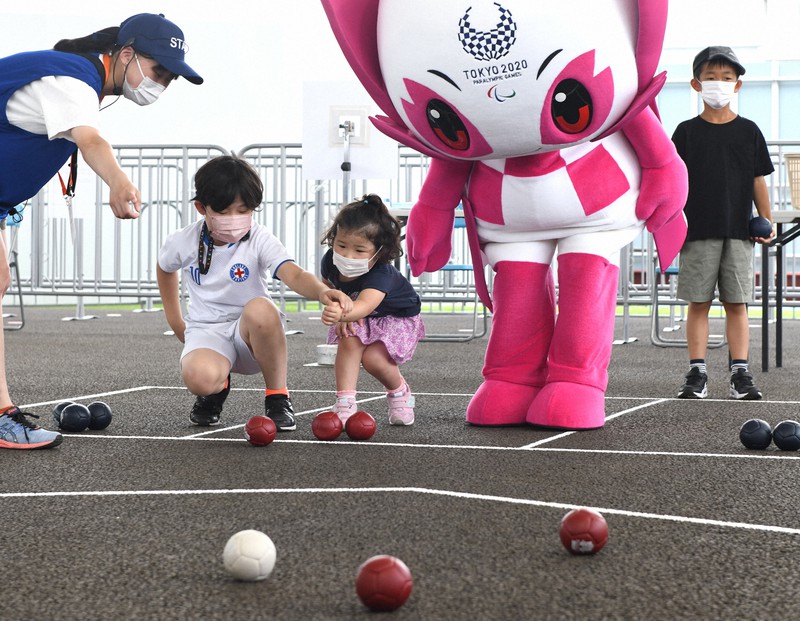 東京パラリンピックの開会式に合わせて開設された「ファンパーク」で、ソメイティ(中央右)とボッチャを体験する子どもたち=東京都江東区で2021年8月24日午前10時35分、竹内紀臣撮影