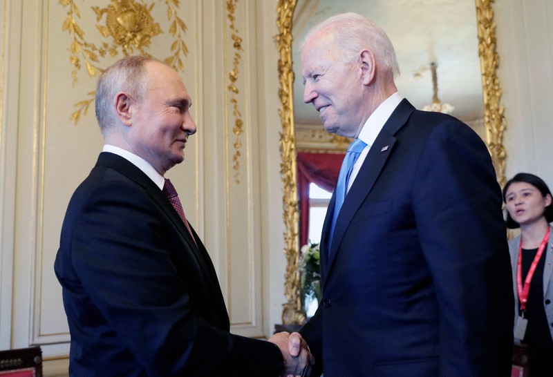 首脳会談で握手を交わすバイデン米大統領(右)とプーチン露大統領=ジュネーブで2021年6月16日、AP