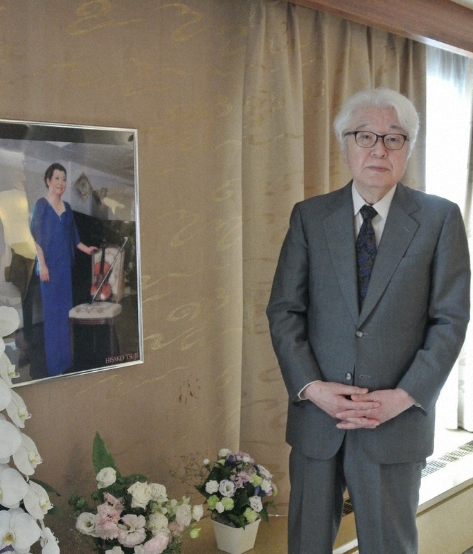 辻久子さんの写真を前に思い出を振り返る夫の坂田義和さん=大阪市北区で、倉田陶子撮影