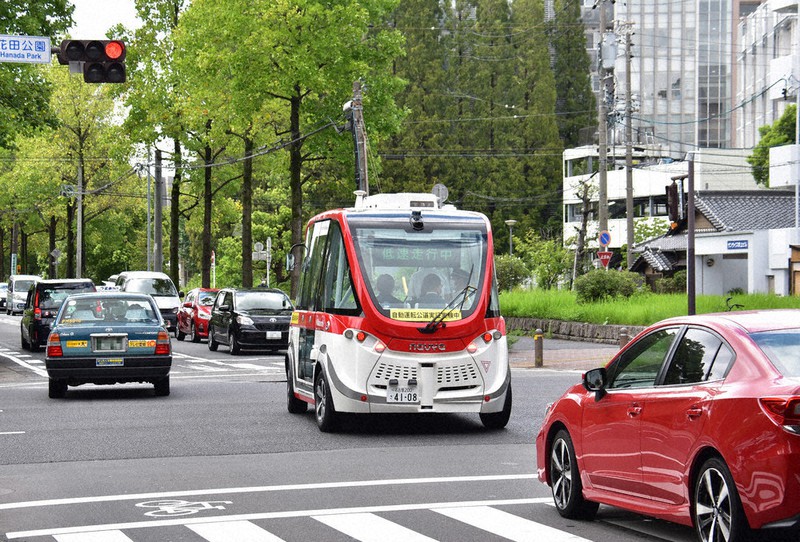 市内の道路を走行する「アルマ」(中央)=名古屋市千種区で2021年8月18日、高井瞳撮影(画像の一部を加工しています)