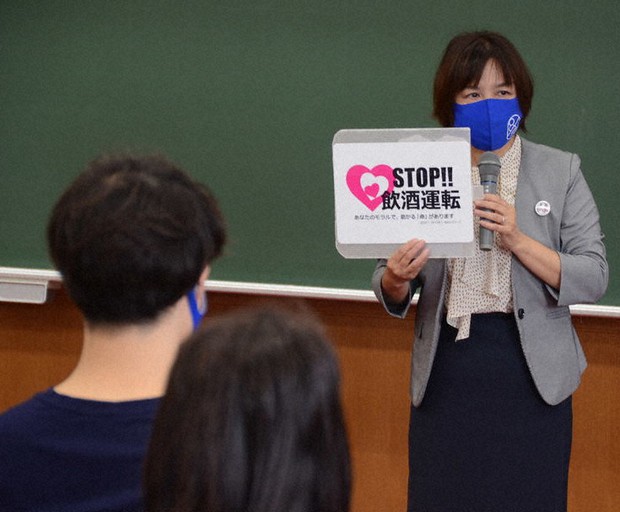 第一薬科大の学生たちの前で飲酒運転撲滅について講話した山本さん
