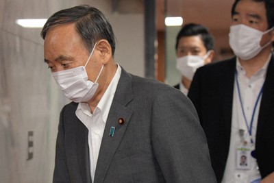 自民党の二階俊博幹事長との会談を終え、同党本部を出る菅義偉首相＝東京都千代田区で2021年8月25日午前11時29分、竹内幹撮影